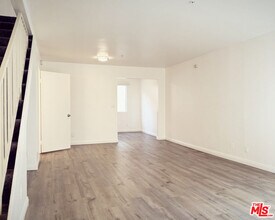 16037 Vanowen St in Los Angeles, CA - Building Photo - Building Photo