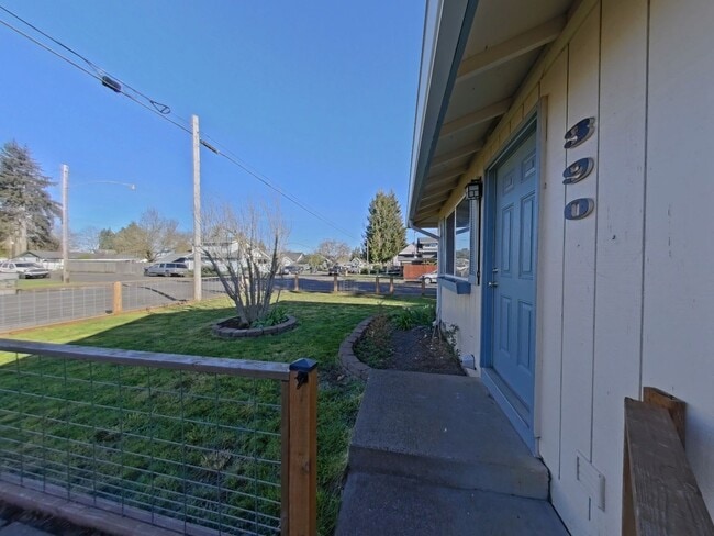 390 Cedar St in Junction City, OR - Building Photo - Building Photo