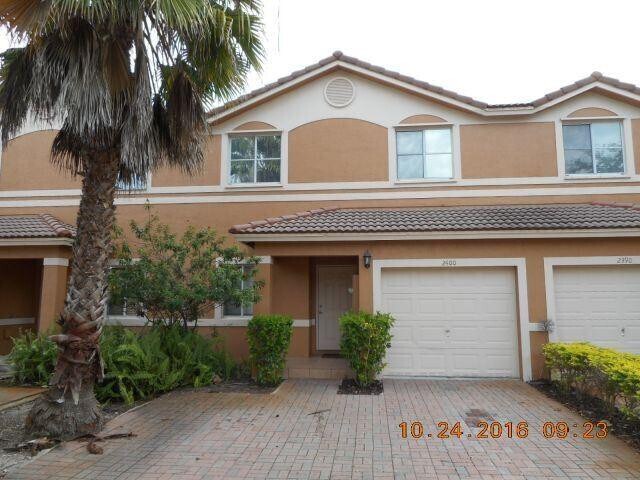 2400 NW 98th Ln in Sunrise, FL - Building Photo