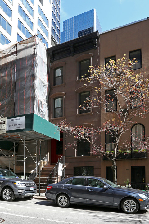 215 E 48th St in New York, NY - Building Photo