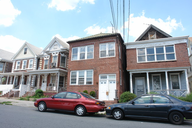 358 Lawrie St in Perth Amboy, NJ - Foto de edificio - Building Photo