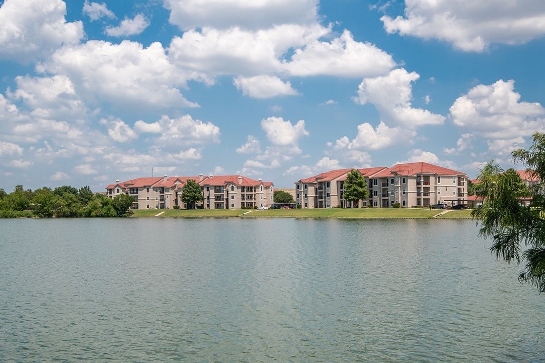 Crescent Cove At Lakepointe in Lewisville, TX - Building Photo
