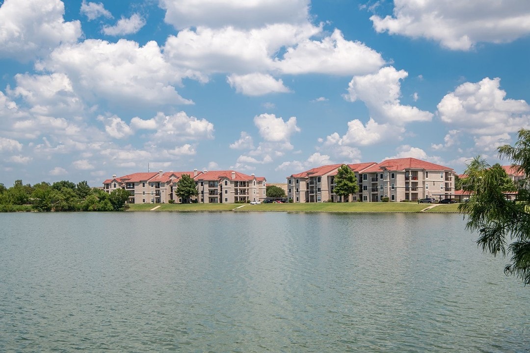 Crescent Cove At Lakepointe in Lewisville, TX - Foto de edificio