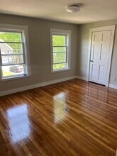 476 Liberty St, Unit Apt 2 in Rockland, MA - Foto de edificio - Building Photo