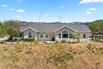 8729 Clearwater Rd in Fallbrook, CA - Building Photo - Building Photo