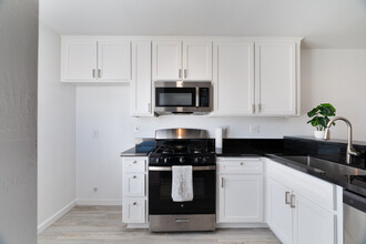 G Street Apartments in Bakersfield, CA - Building Photo - Interior Photo