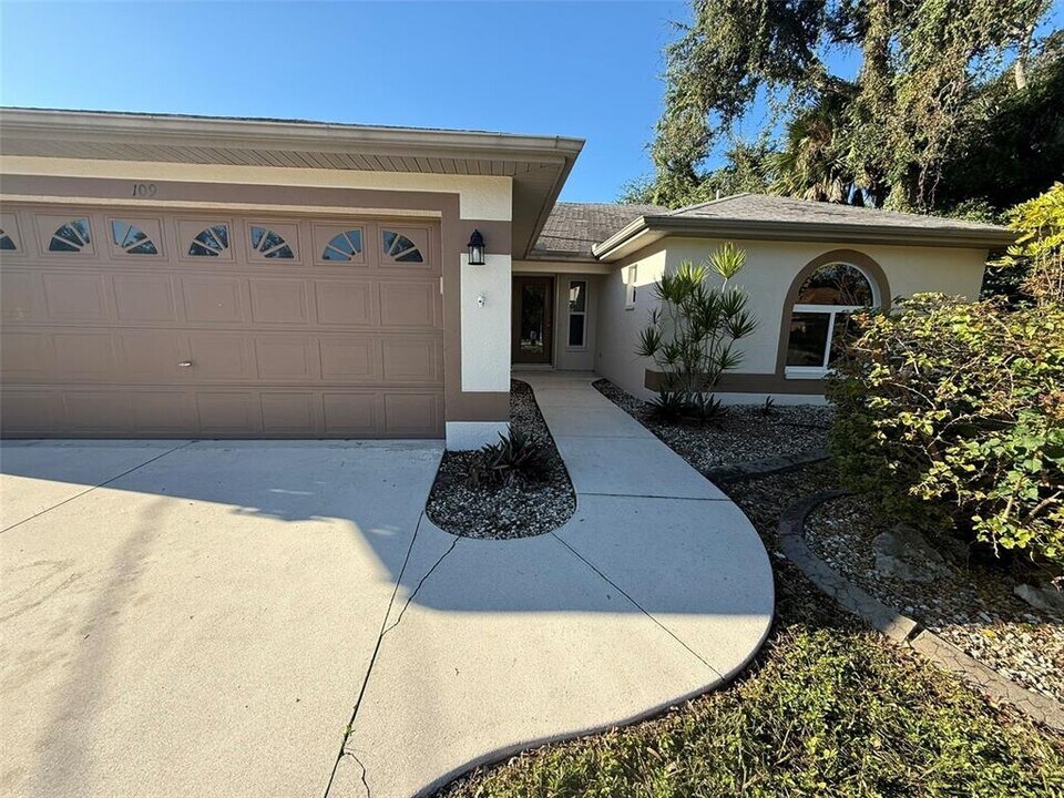 109 Kings Dr in Rotonda West, FL - Building Photo