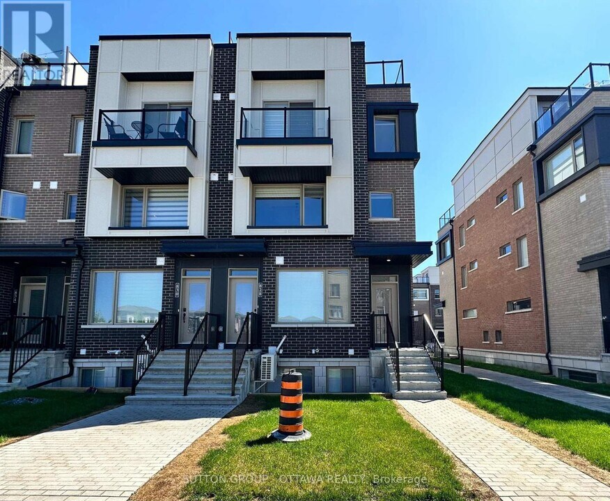 826 Mikinak Rd in Ottawa, ON - Building Photo