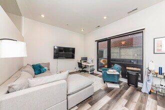 2317 N Clark St in Chicago, IL - Building Photo - Building Photo