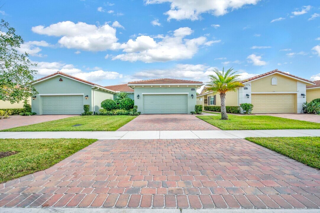 24059 SW Firenze Wy in Port St. Lucie, FL - Building Photo