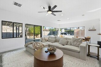 8614 E Jackrabbit Rd in Scottsdale, AZ - Building Photo - Building Photo