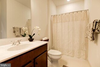 42482 Dogwood Glen Square in Sterling, VA - Building Photo - Building Photo