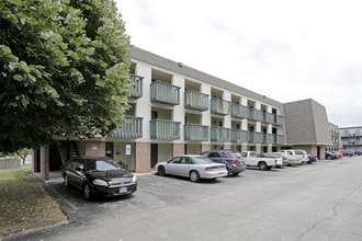 Stones Crossing Apartments in Decatur, IL - Building Photo - Building Photo