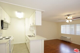 536 S Manhattan Pl-Unit -303 in Los Angeles, CA - Building Photo - Building Photo