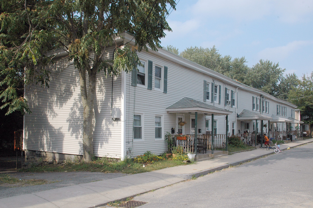 3 Railroad St in Maynard, MA - Building Photo