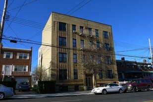 910 E 222nd St in Bronx, NY - Building Photo