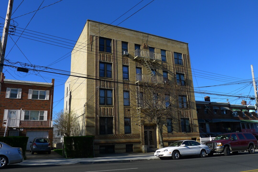 910 E 222nd St in Bronx, NY - Foto de edificio