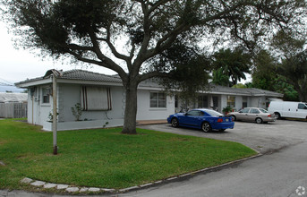 213 SE Park St in Dania, FL - Building Photo - Building Photo