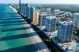 Oceania III in Sunny Isles Beach, FL - Foto de edificio - Building Photo