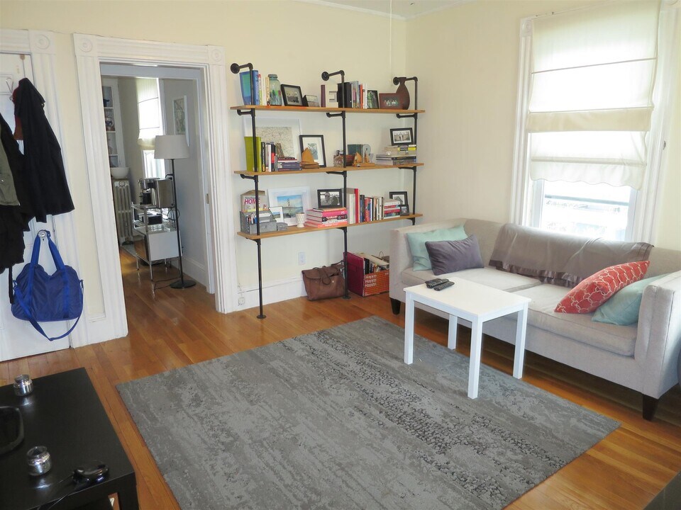 145 Orchard St, Unit 1 in Somerville, MA - Foto de edificio