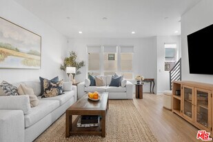 10827 W Riverton Ct in Los Angeles, CA - Building Photo