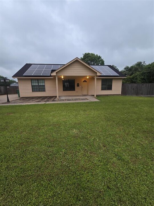 218 Hickory St in Sweeny, TX - Building Photo