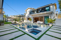 4191 Hayvenhurst Dr in Encino, CA - Foto de edificio - Building Photo