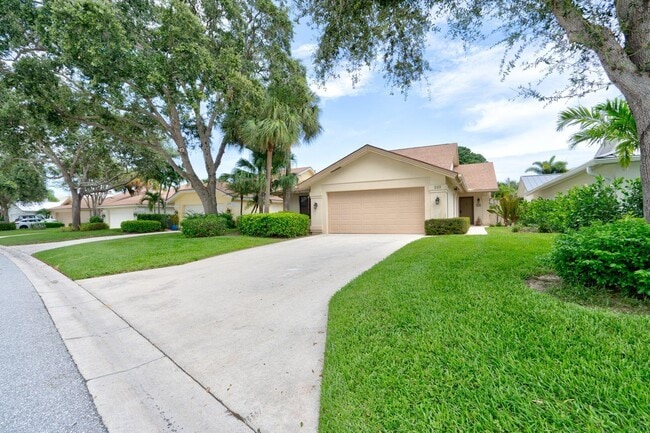 223 E River Park Dr in Jupiter, FL - Building Photo - Building Photo