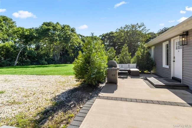 25 Peters Ln in Westhampton Beach, NY - Building Photo - Building Photo