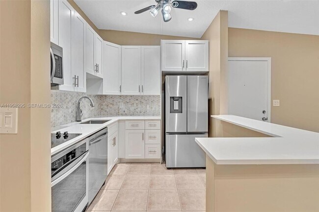 9487 W McNab Rd in Tamarac, FL - Building Photo - Building Photo