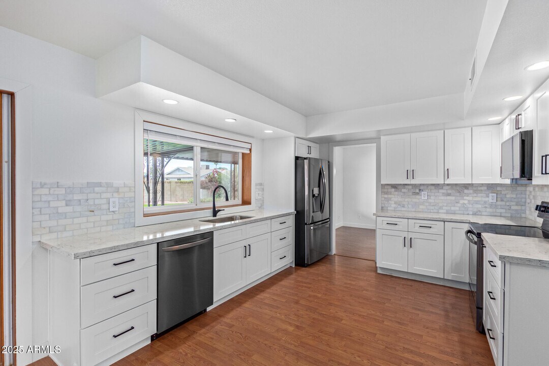 2111 S River Dr in Tempe, AZ - Building Photo