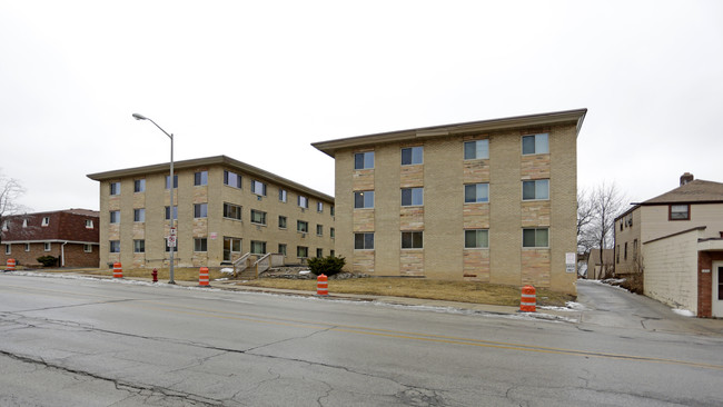 1422 S. 92nd Apartments in West Allis, WI - Building Photo - Building Photo