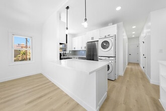 Curlew and Juniper Apartments in San Diego, CA - Foto de edificio - Building Photo