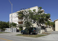 Montego Bay Condominiums in Hialeah, FL - Building Photo - Building Photo