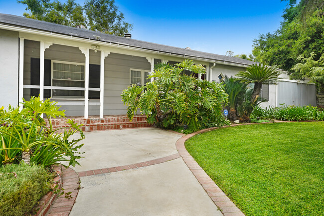 10915 White Oak Ave in Granada Hills, CA - Foto de edificio - Building Photo