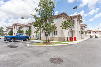 Palm West Apartments in Hialeah, FL - Foto de edificio - Building Photo