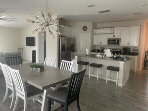 725 Peg Ct in St. Cloud, FL - Foto de edificio - Building Photo