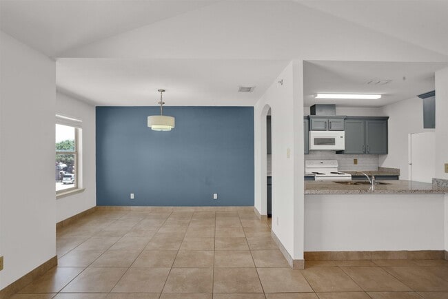 7607 King Arthurs Ct in Laredo, TX - Building Photo - Building Photo