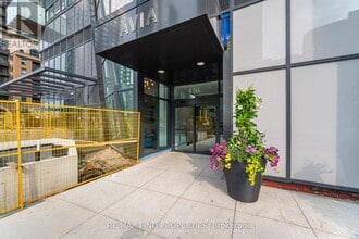 430-1430 Square One Dr in Mississauga, ON - Building Photo - Building Photo