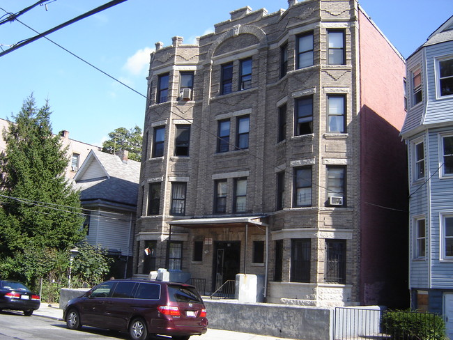 70 Saratoga Ave in Yonkers, NY - Foto de edificio - Building Photo