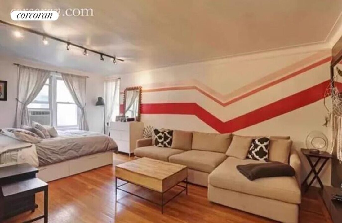 305 W 52nd St in New York, NY - Building Photo