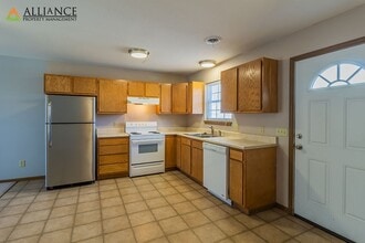 815-817 Bluemont Ave in Manhattan, KS - Building Photo - Building Photo