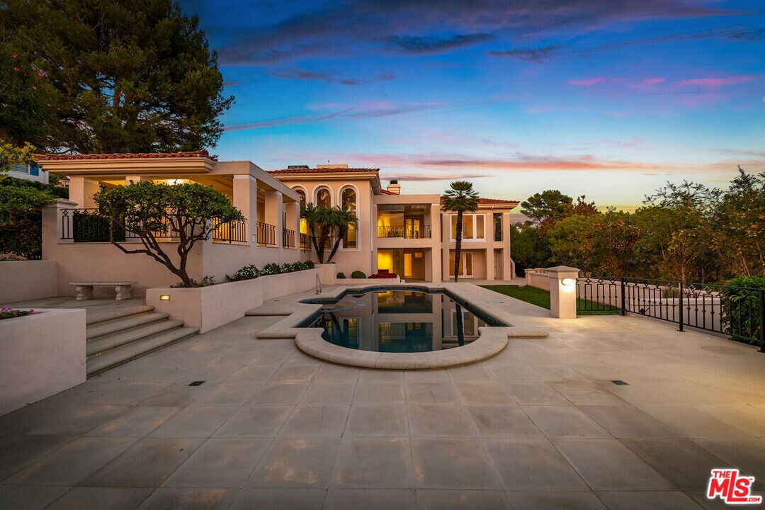 1136 Calle Vista Dr in Beverly Hills, CA - Building Photo