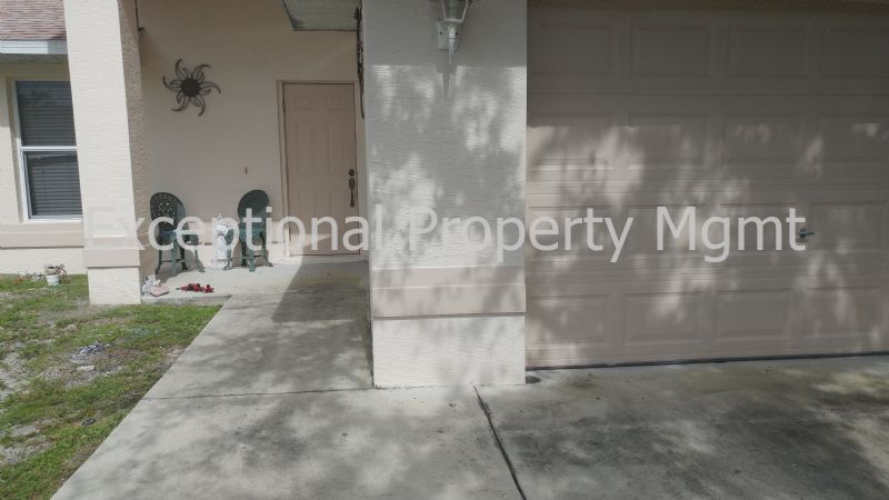 647 SE 13th Pl in Cape Coral, FL - Foto de edificio