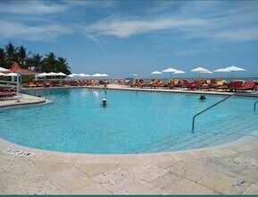 19201 Collins Ave, Unit 436 in Sunny Isles Beach, FL - Foto de edificio - Building Photo