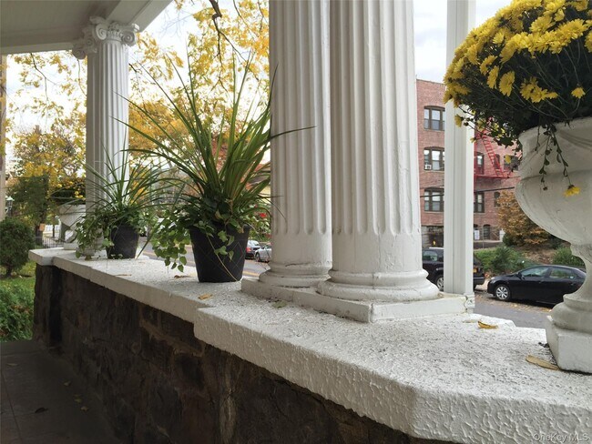 26 Coligni Ave in New Rochelle, NY - Building Photo - Building Photo