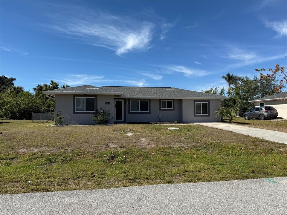 5048 Chaves Cir in Port Charlotte, FL - Building Photo