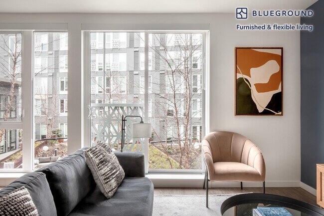2401 S Jackson St in Seattle, WA - Foto de edificio - Building Photo