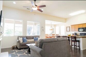 2535 W Sady Ct in Visalia, CA - Building Photo - Building Photo