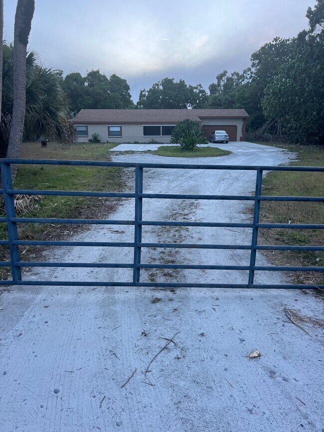 1475 Bennett Rd in Fort Pierce, FL - Building Photo - Building Photo